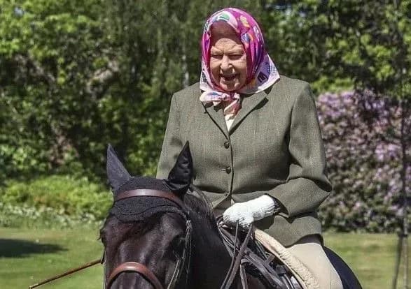 koroleva-yelizaveta-ii-vpershe-pokazalasya-na-lyudyakh-pislya-karantinu