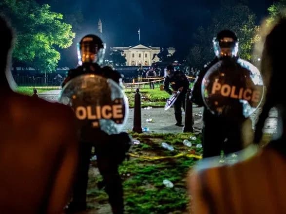 u-vashingtoni-i-sche-40-mistakh-ssha-vveli-komendantsku-godinu-tramp-proviv-chas-v-bunkeri