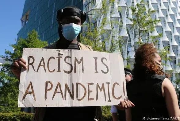 u-britaniyi-proyshli-masovi-aktsiyi-protestu-cherez-zagibel-afroamerikantsya-v-ssha