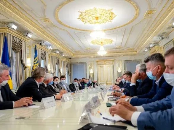 zelenskiy-poyasniv-yak-virishiti-problemu-kadrovogo-golodu-v-ukrayini