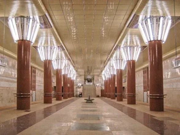 intsident-z-informatsiynim-tablom-u-metro-u-stolichniy-pidzemtsi-vidreaguvali-na-situatsiyu