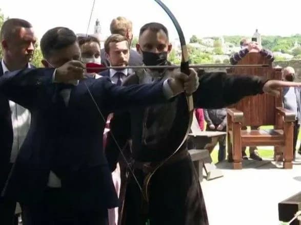 zelenskiy-priyikhav-u-kamyanets-podilsku-fortetsyu-vidvidav-ekskursiyu-i-postrilyav-z-luka