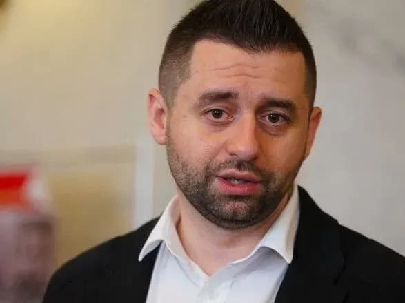 arakhamiya-rozyasniv-situatsiyu-iz-spryamuvannyam-koshtiv-z-fondu-borotbi-z-covid-19-na-remont-dorig