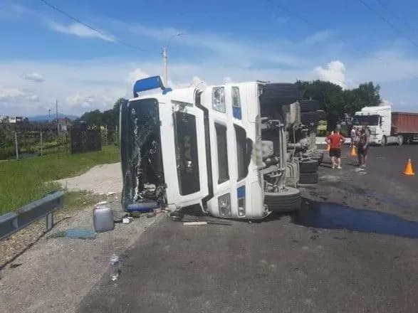 na-zakarpatti-perevernulas-vantazhivka-z-napivprichepom