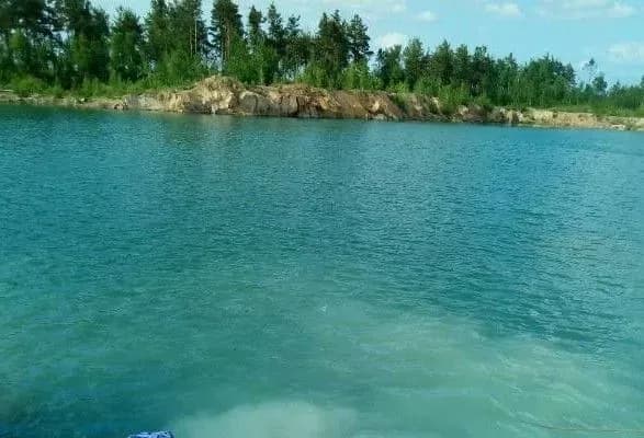 na-zhitomirskomu-karyeri-pid-chas-vidpochinku-z-kompaniyeyu-potonuv-khlopets