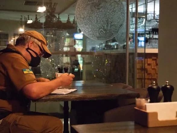 na-stolichnomu-khreschatiku-perevirili-kafe-i-restorani-za-porushennya-karantinu-vipisali-dva-shtrafi