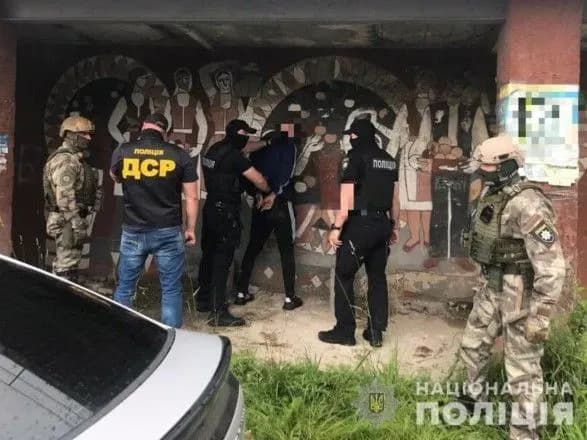 na-zakarpatti-za-vimagannya-zatrimali-dvokh-cholovikiv