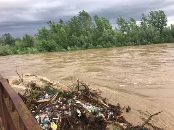 na-zakarpatti-cherez-pavodok-zruynovano-chastinu-dorogi-ta-zatopleno-pasovischa