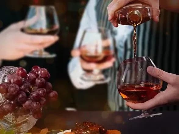 bez-strokiv-davnosti-abo-chomu-konyak-sil-i-med-mozhna-zberigati-vichno