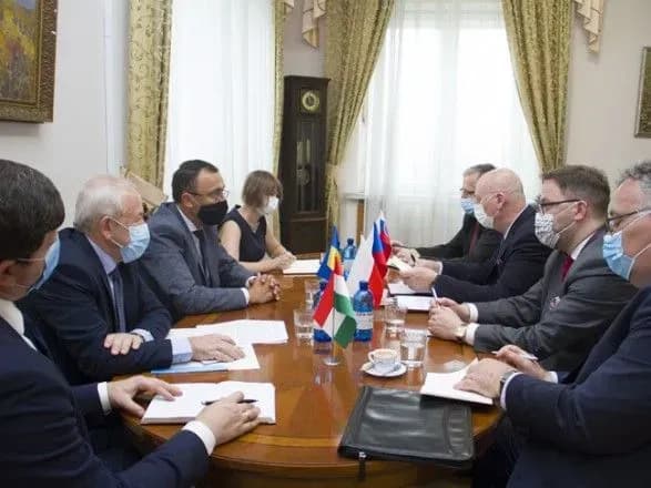 ukrayina-obgovorila-napryamki-spivpratsi-z-vishegradskoyu-chetvirkoyu-u-protidiyi-rf-ta-covid-19