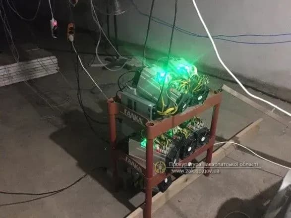 na-zakarpatti-trokh-cholovikiv-suditimut-za-kradizhku-energiyi-dlya-mayningu-ta-zberigannya-narkotikiv