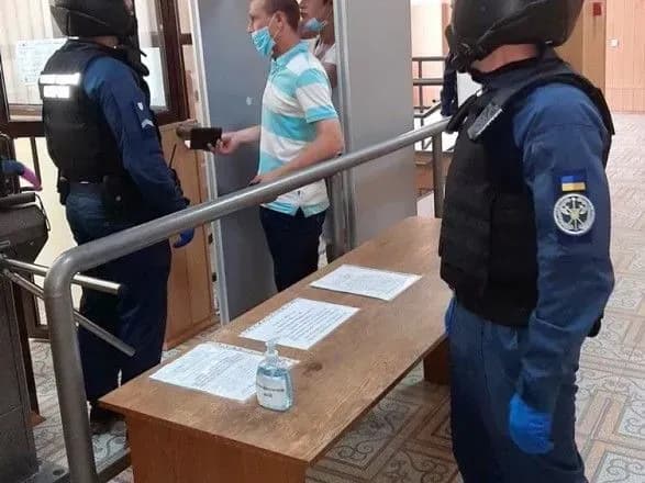 za-pivroku-sudovi-okhorontsi-ne-dozvolili-pronesti-do-sudiv-blizko-20-tis-zaboronenikh-predmetiv