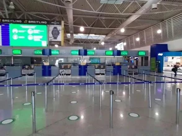 zablokovani-ukrayintsi-v-afinakh-probudut-sche-dobu-u-politseyskomu-viddilku-u-mzs-povidomili-detali