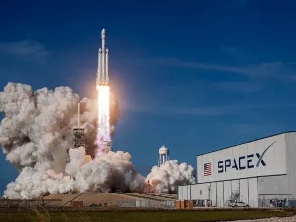 spacex-perenesla-start-raketi-nosiya-falcon-9-z-suputnikami