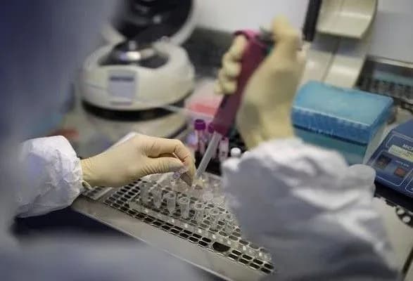 v-ukrayini-za-dobu-koronavirusnu-khvorobu-viyavili-u-26-ditey-ta-74-medikiv