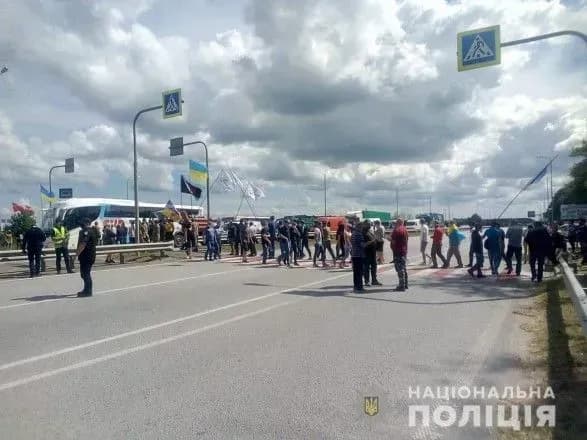 trasu-pid-zhitomirom-na-kilka-godin-perekrivali-cherez-aktsiyu-protestu