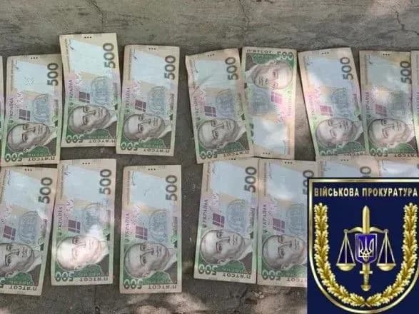 na-khersonschini-pratsivnitsya-viyskomatu-vimagala-15-tis-grn-za-neprizov-do-lav-zsu