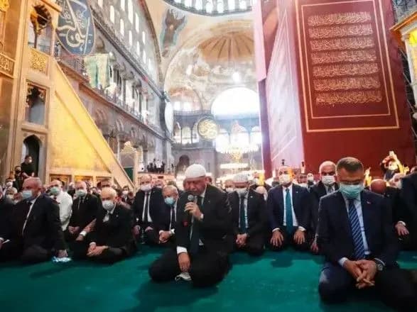 u-gretsiyi-ogolosili-den-zhalobi-v-zvyazku-z-pershim-namazom-v-sobori-svyatoyi-sofiyi