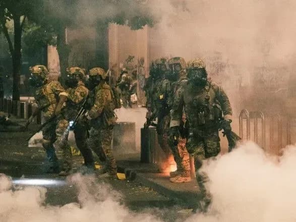 protesti-u-ssha-vlada-planuye-nadislati-dodatkovi-federalni-sili-u-portlend-sutichki-ne-stikhayut