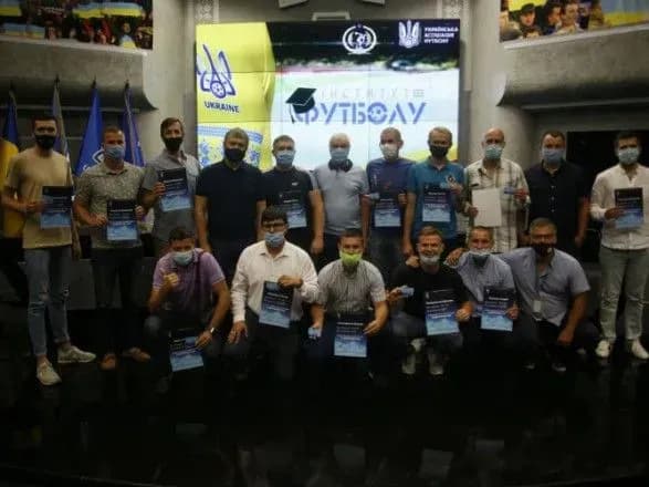 u-budinku-futbolu-vidbulosya-urochiste-vruchennya-d-diplomiv-uaf