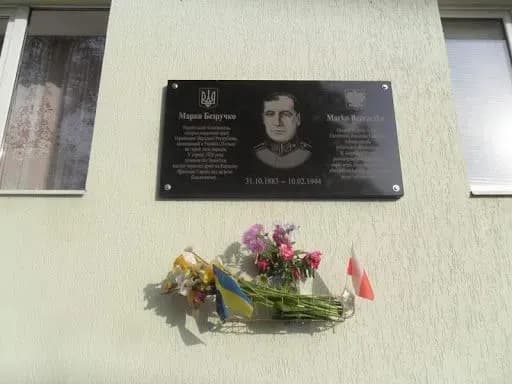 u-varshavi-skveru-dali-imya-generala-armiyi-unr