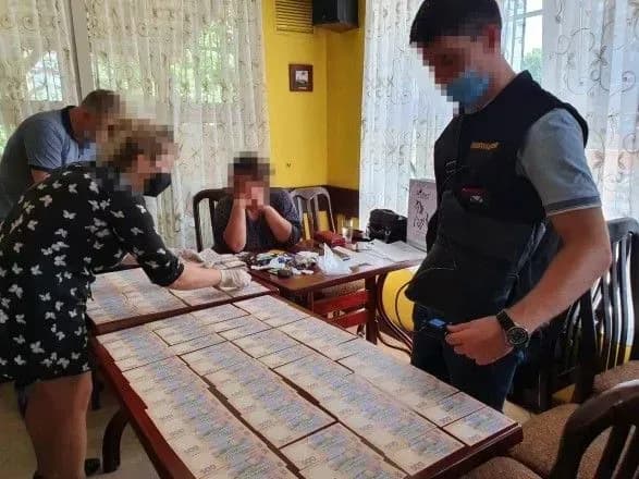 za-vpliv-na-posadovtsiv-amku-zhinka-vimagala-vid-predstavnika-pidpriyemstv-4-mln-grn