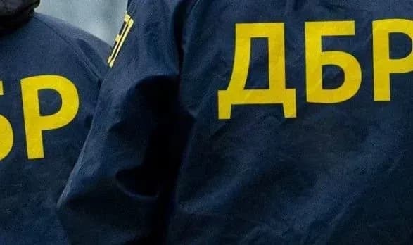 u-prifrontovomu-toretsku-mayor-politsiyi-vdariv-zhinku-prikladom-avtomata