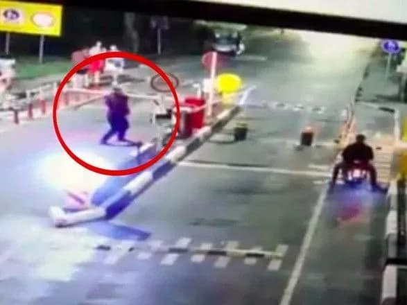 cholovika-yakiy-poshkodiv-vyizd-na-trukhaniv-ostriv-vidpravili-pid-domashniy-aresht