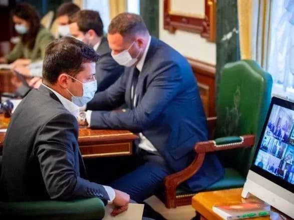 zelenskiy-vimagaye-vid-kabminu-chitkoyi-komunikatsiyi-schodo-karantinu-ta-program-podolannya-bidnosti