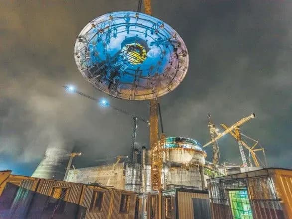 u-reaktor-pershogo-energobloku-biloruskoyi-aes-pochali-zakachuvati-yaderne-palivo