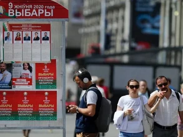 vibori-u-bilorusi-u-minsku-za-dopomogoyu-avtovishok-znimayut-z-vikon-lyudey-bilo-chervono-bili-prapori