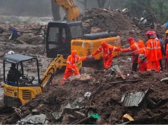 v-indiyi-v-rezultati-zsuvu-na-plantatsiyi-zaginulo-ponad-40-osib