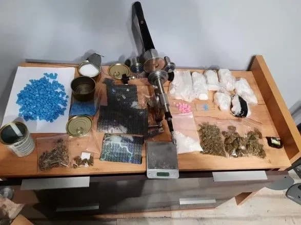 u-kiyevi-u-cholovika-viluchili-kokayinu-lsd-ta-ekstazi-na-blizko-5-mln-griven