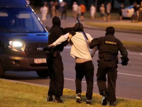 v-oon-sturbovani-utiskami-zmi-ta-napadami-na-zhurnalistiv-pid-chas-protestiv-u-bilorusi