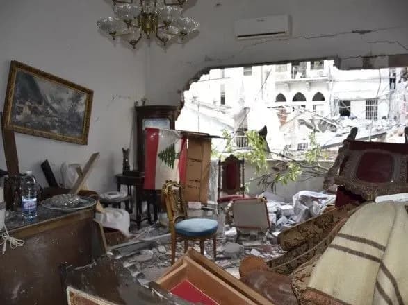 cherez-vibukh-u-portu-beyruta-poshkodzheni-8-tis-budivel