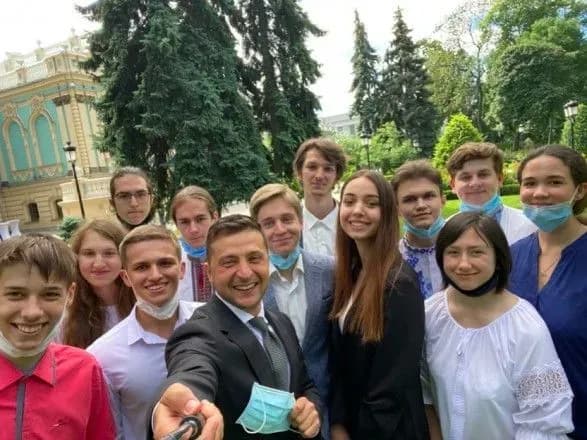 zelenskiy-zustrivsya-iz-abituriyentami-yaki-nabrali-naybilshe-baliv-na-zno