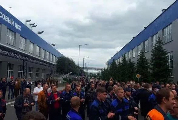 protesti-u-bilorusi-do-strayku-priyednalisya-pratsivniki-zavodu-belaz