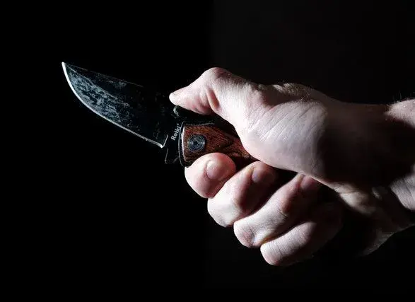 cholovik-z-nozhem-vzyav-zaruchnika-u-sobori-milana