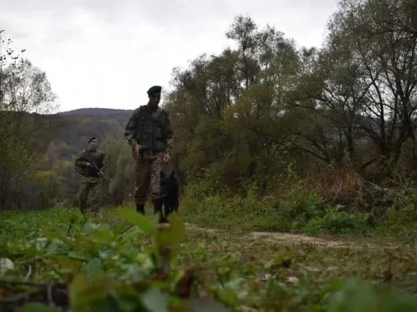 na-kordoni-zi-slovachchinoyu-zatrimali-grupu-migrantiv-yaki-pryamuvali-do-krayin-yes