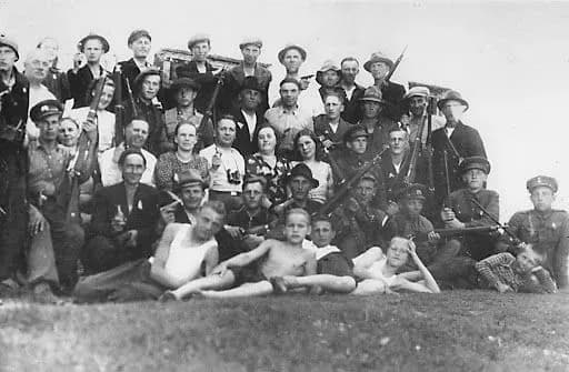 posolstvo-rf-v-estoniyi-vislovilo-oburennya-cherez-vidkrittya-pamyatnika-odnomu-z-vatazhkiv-lisovikh-brativ