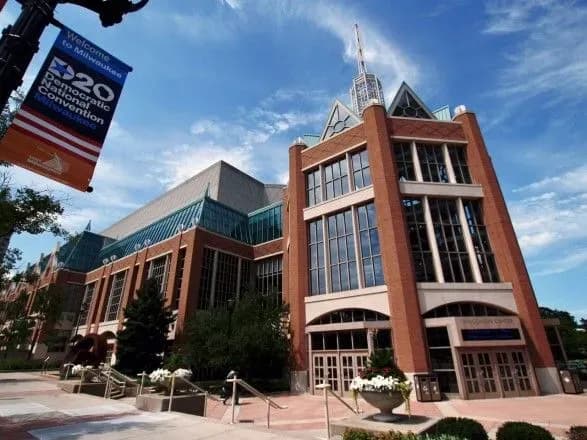 u-ssha-rozpochavsya-peredviborniy-zyizd-demokratichnoyi-partiyi-na-nomu-vistupila-mishel-obama