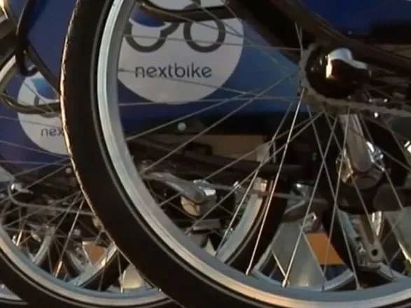 u-kiyevi-do-1-veresnya-bilya-shkil-vstanovlyat-mayzhe-pivtisyachi-veloparkovok-kmda