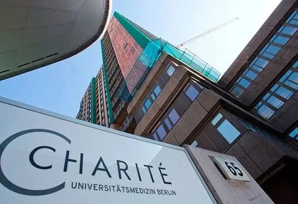 navalnogo-dostavili-do-berlinskoyi-kliniki-charite-yogo-stan-stabilniy