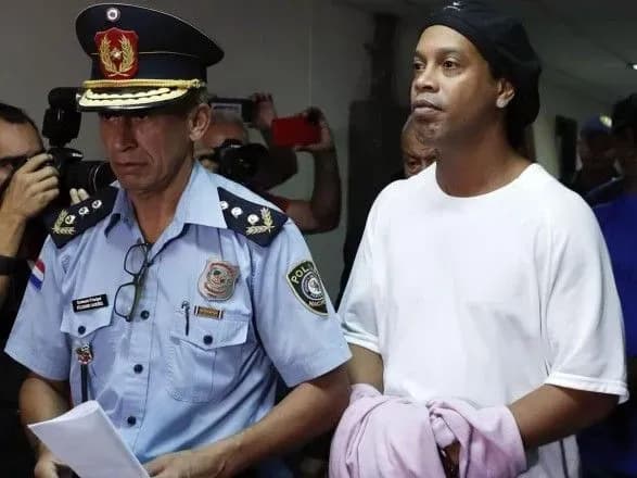 ronaldinyu-viyshov-na-volyu-pislya-shesti-misyatsiv-areshtu-u-paragvayi