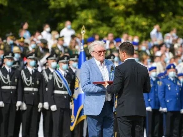 poet-konstruktor-ta-zagibliy-viyskoviy-zelenskiy-udostoyiv-zvannya-geroya-ukrayini-trokh-lyudey