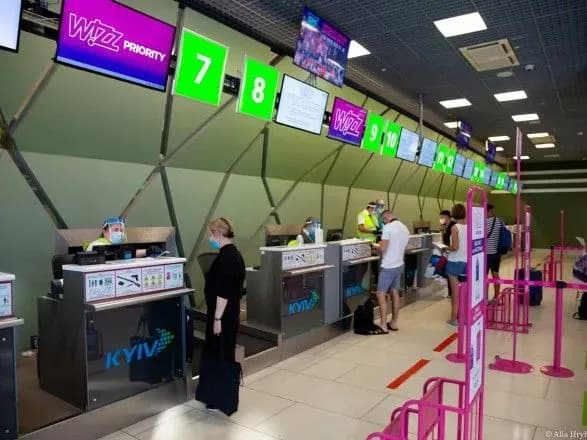 minuvannya-nizki-obyektiv-u-kiyevi-vibukhivki-ne-znaydeno-z-aeroportu-evakuyuvali-ponad-150-pasazhiriv