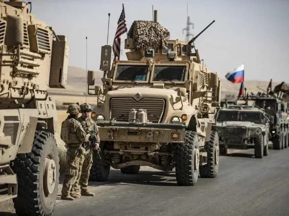 biliy-dim-zayaviv-scho-rosiyskiy-transporter-vrizavsya-u-transport-koalitsiyi-u-siriyi-kreml-vidreaguvav