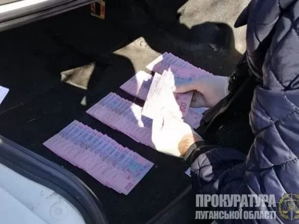 dvokh-inspektoriv-politsiyi-suditimut-za-schomisyachni-khabari-vid-avtopereviznikiv