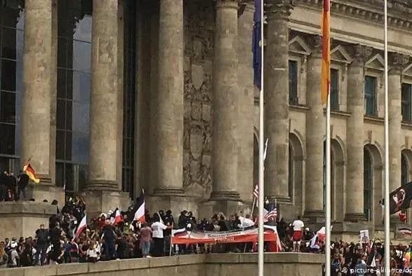 u-berlini-protestuvalniki-proti-karantinnikh-obmezhen-shturmuvali-reykhstag