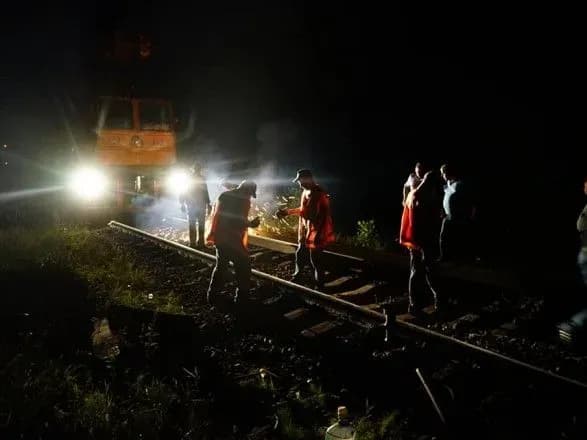 na-zhitomirschini-de-pid-chas-rukhu-poyizdu-z-palnim-stavsya-vibukh-remontuyut-koliyi